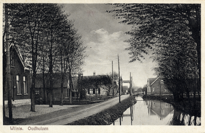 15332 Gezicht in de Oudhuizerweg met wetering, bebouwing en beplanting te Wilnis uit het westen; met op de achtergrond ...